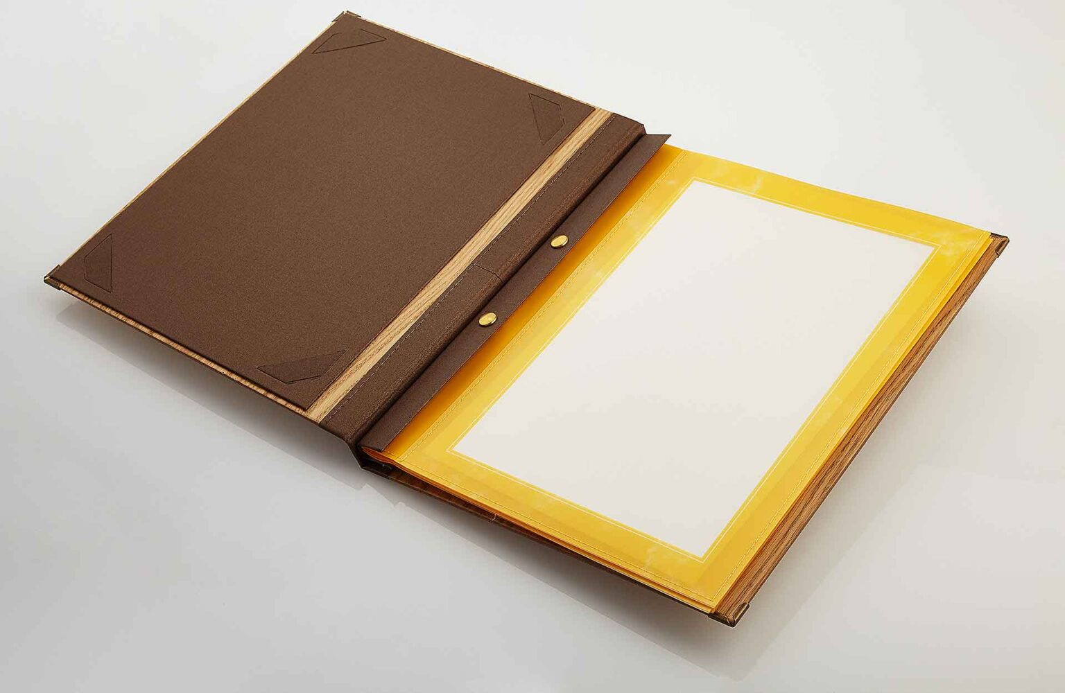 Gastrotopcard_Speisekarten_Finesso_Druckknopfleiste_Woody_MG_1283.jpg