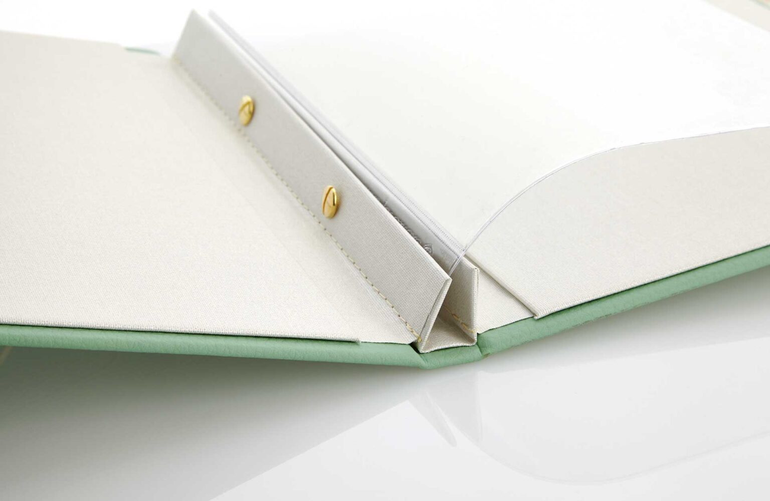 Gastrotopcard_Speisekarten_Finesso_Schraubleiste_Designleder_MG_2497.jpg