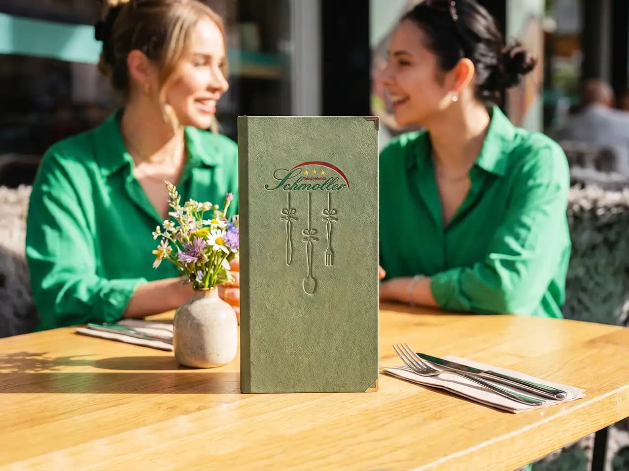 Gastronomie-Speisekarte Finesso Schrauben in Grau – Format A4 super schmal