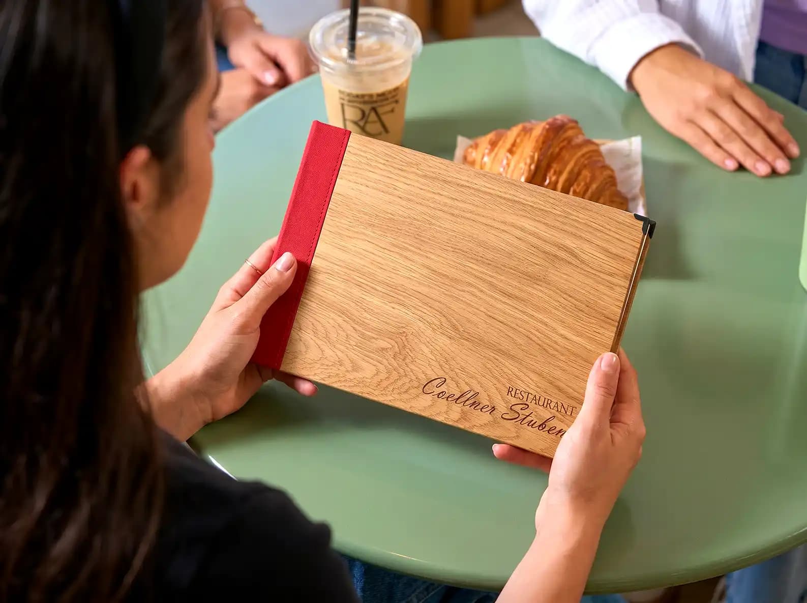 Gastronomie-Speisekarte Finesso Schrauben in Beige – Format A5 quer