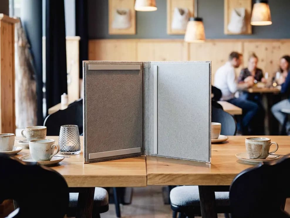 Finessino als Speisekarte im Format A4 hoch, Farbe Braun