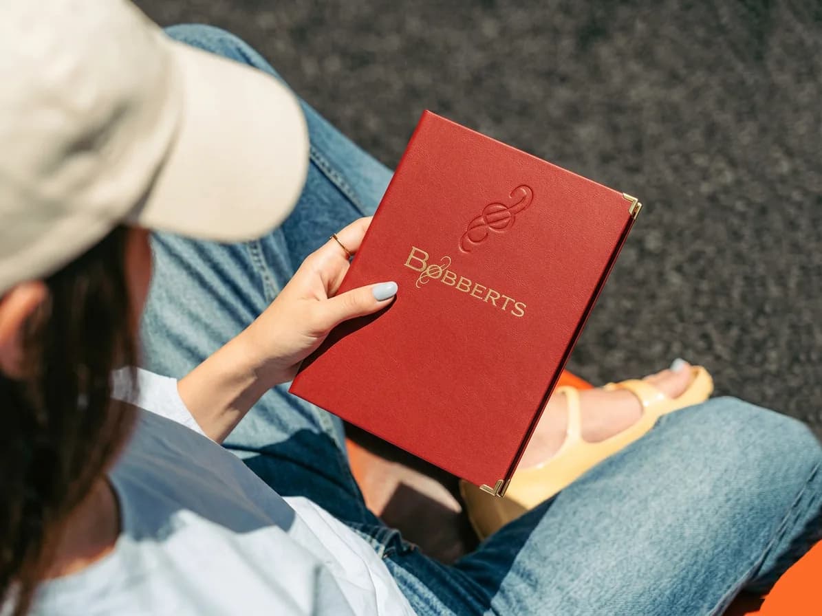Finessino als Speisekarte im Format A5 hoch, Farbe Rot