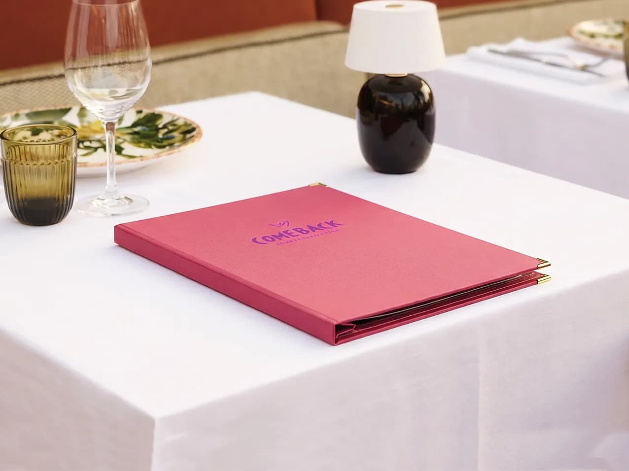 Finesso Druckknopf als Speisekarte im Format A4 hoch, Farbe Rot