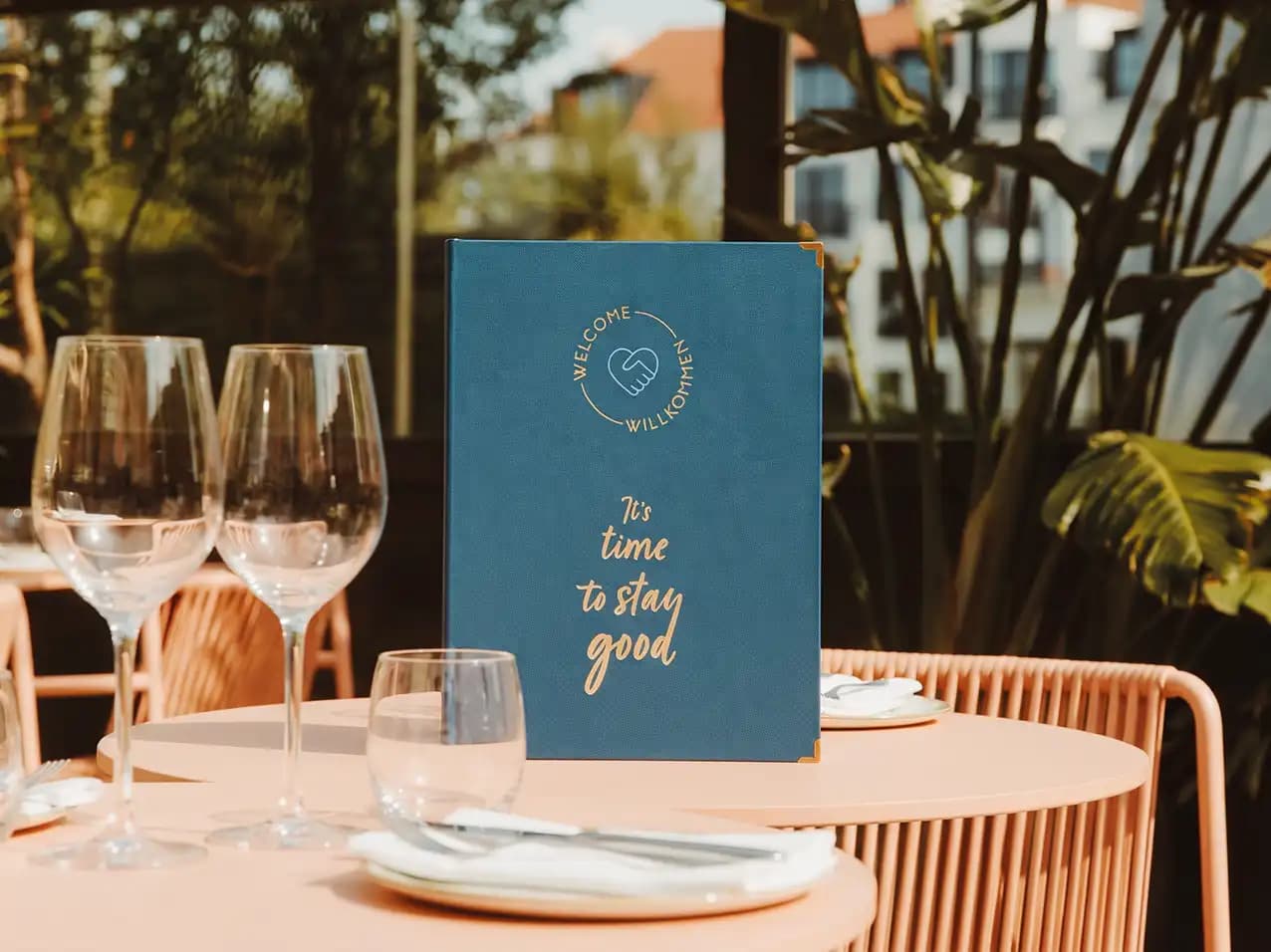 Gastronomie-Speisekarte Finesso Schrauben in Blau – Format A4 hoch