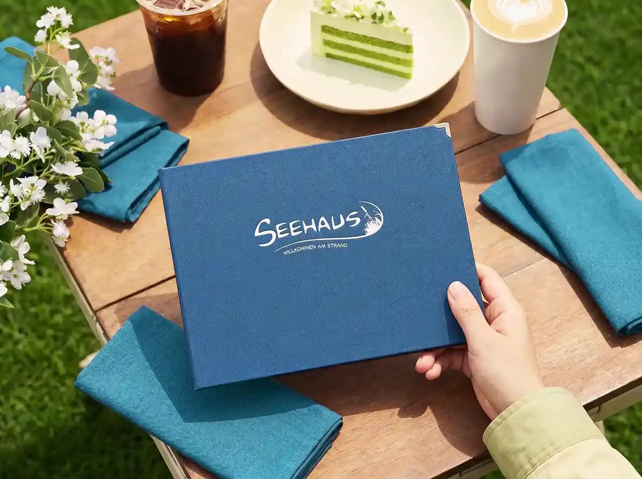 Finesso Schrauben als Speisekarte im Format A4 quer, Farbe Blau