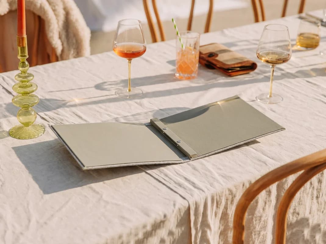 Gastronomie-Speisekarte Finesso Schrauben in Grau – Format A4 quer