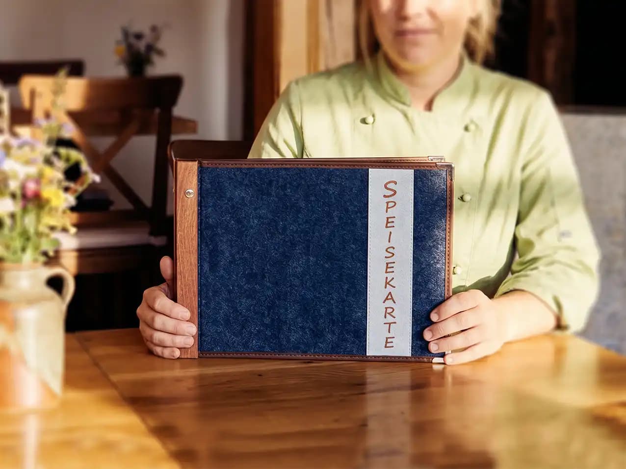 Jubilar als Speisekarte im Format A4 quer, Farbe Blau