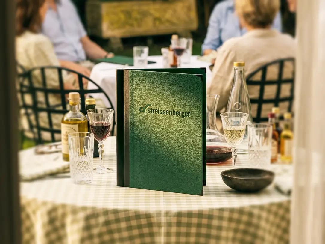 Speisekarte Lingua im Format A4 hoch, Einband in Grün