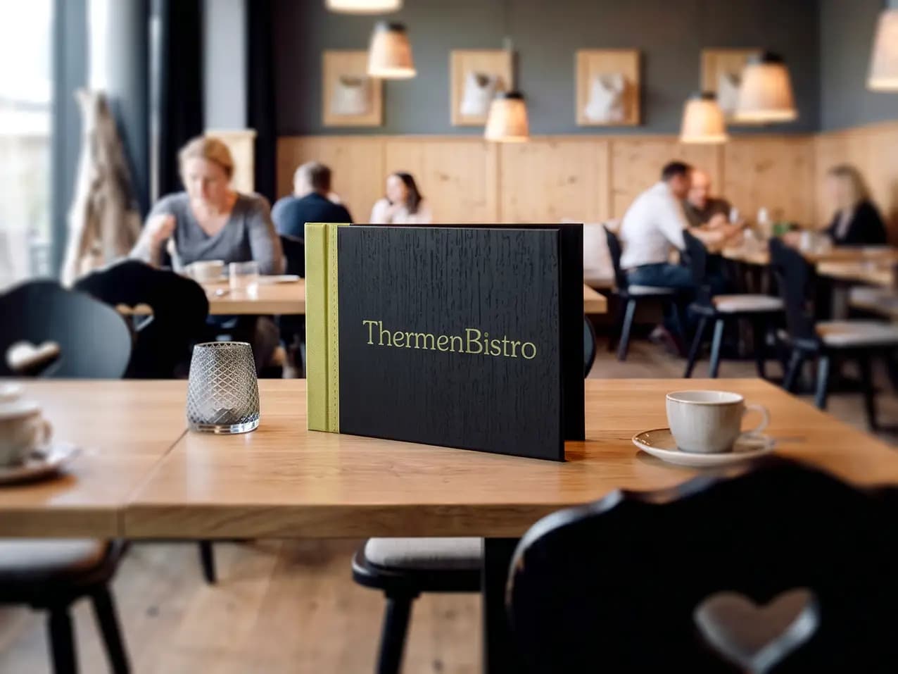 Speisekarte Lingua im Format A4 quer, Einband in Schwarz