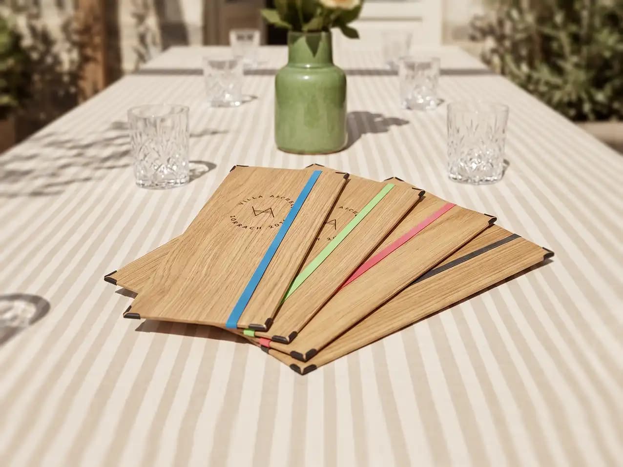Menuboard Gummi / Kordel für die Gastronomie, A4 super schmal, Farbton Beige – Speisekarten Bilder