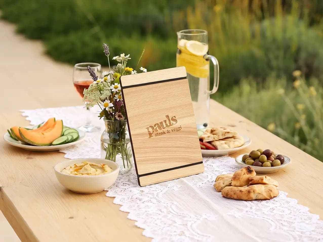 Menuboard Gummi / Kordel für die Gastronomie, A5 hoch, Farbton Beige – Speisekarten Bilder
