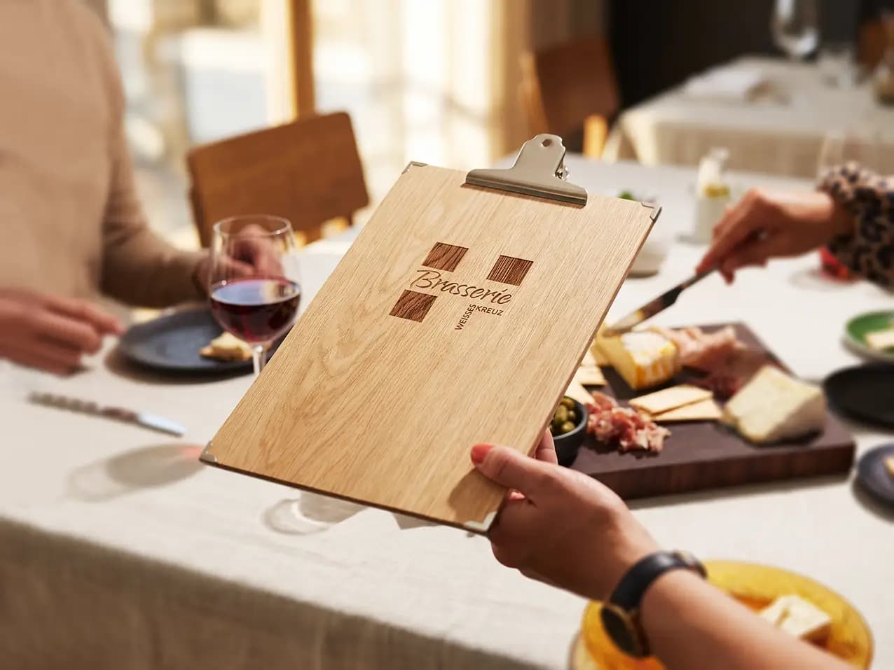 Menuboard Klemme in Beige, Format A4 schmal – Speisekarten Bilder