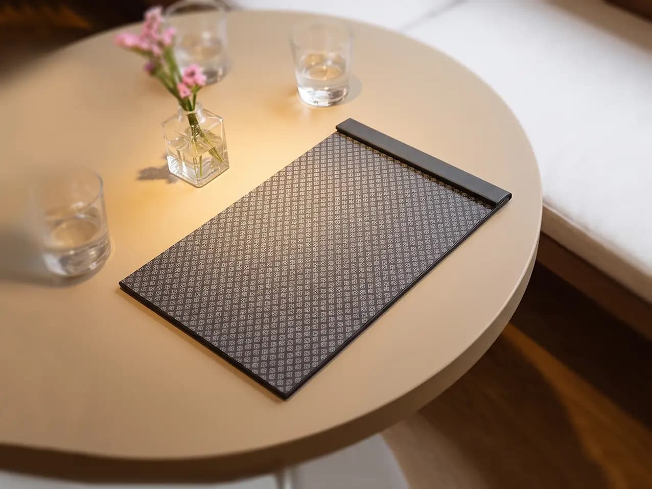 Speisekarten Bilder: Menuboard Magnetleiste im Format A4 hoch, Farbe Beige