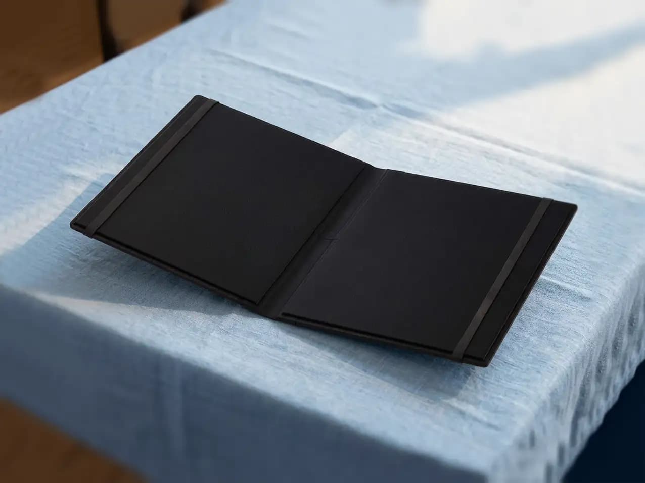 Mooncard als Speisekarte im Format 22 × 25 cm, Farbe Schwarz