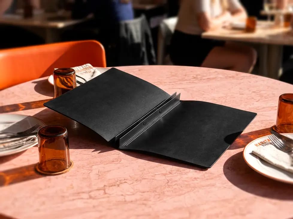 Speisekarte Pellino Druckknöpfe (27,5 × 27,5 cm quadratisch) mit Einband in Schwarz
