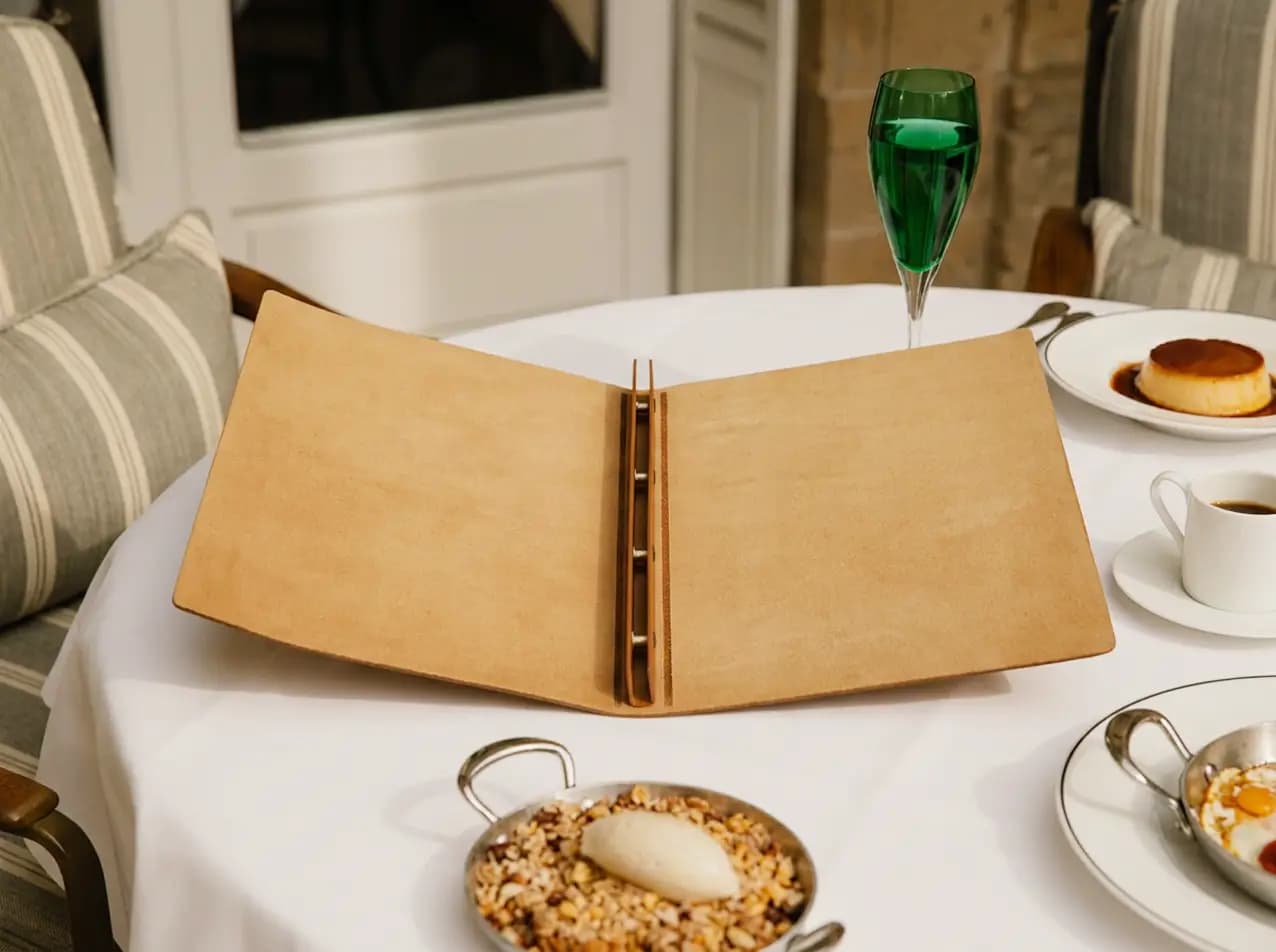 Pellino Druckknöpfe als Speisekarte im Format A4 hoch, Farbe Beige
