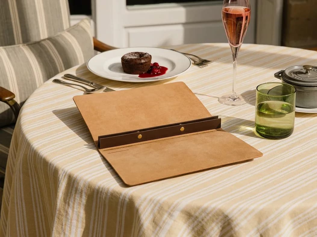 Speisekarte Pellino Druckknöpfe im Format A5 hoch, Einband in Beige