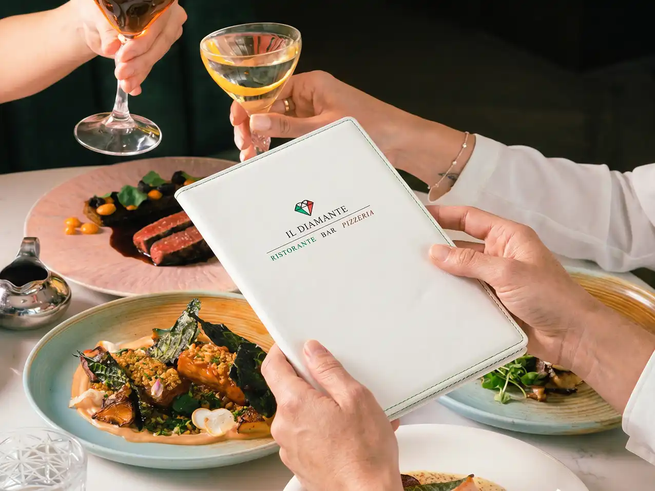 Gastronomie-Speisekarte Degusta in Grau, Format A5 hoch – Speisekarten Bilder