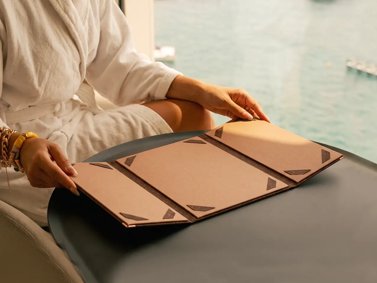 Speisekarten Bilder: Speisekarte Delicard im Format A4 hoch, Einband in Beige