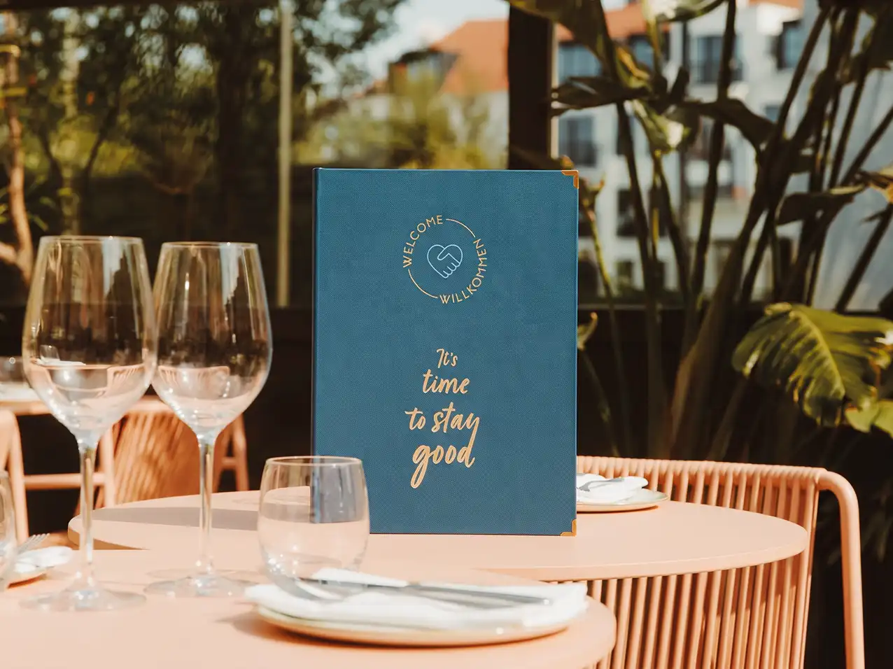 Gastronomie-Speisekarte Finesso Schrauben in Blau, Format A4 hoch – Speisekarten Bilder