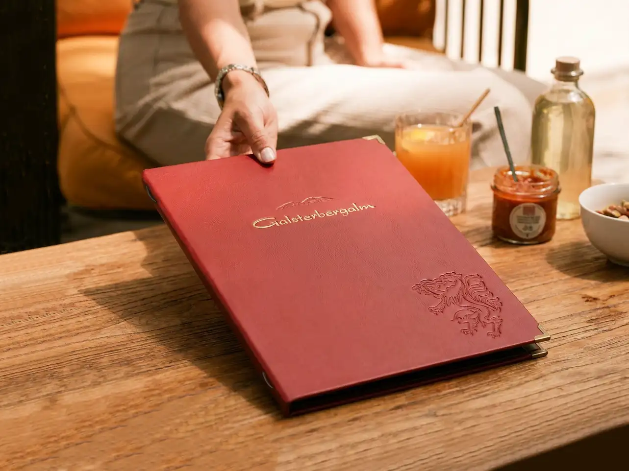 Gastronomie-Speisekarte Kordesso Light in Rot, Format A4 hoch – Speisekarten Bilder