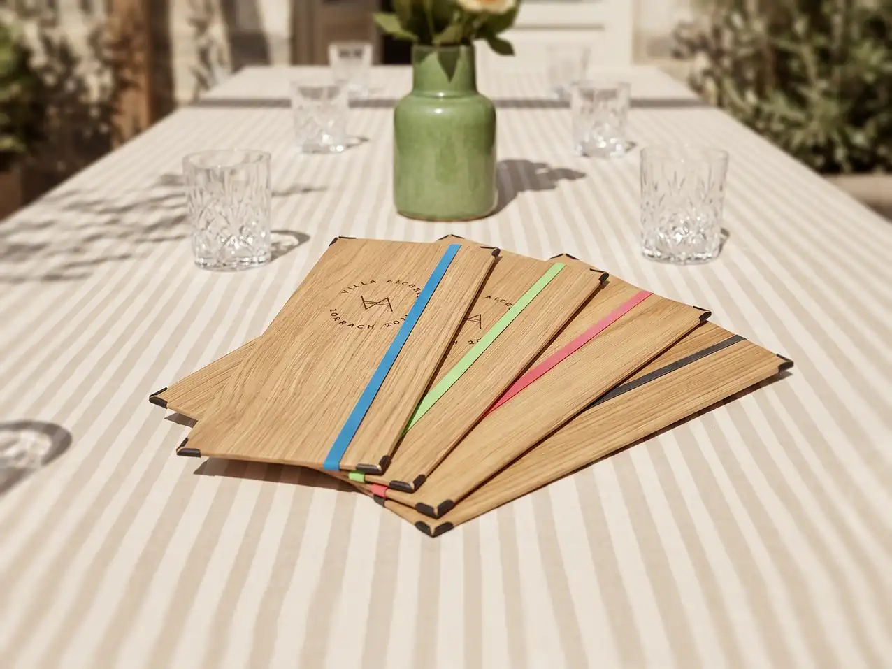 Menuboard Gummi / Kordel für die Gastronomie, A4 super schmal, Farbton Beige – Speisekarten Bilder