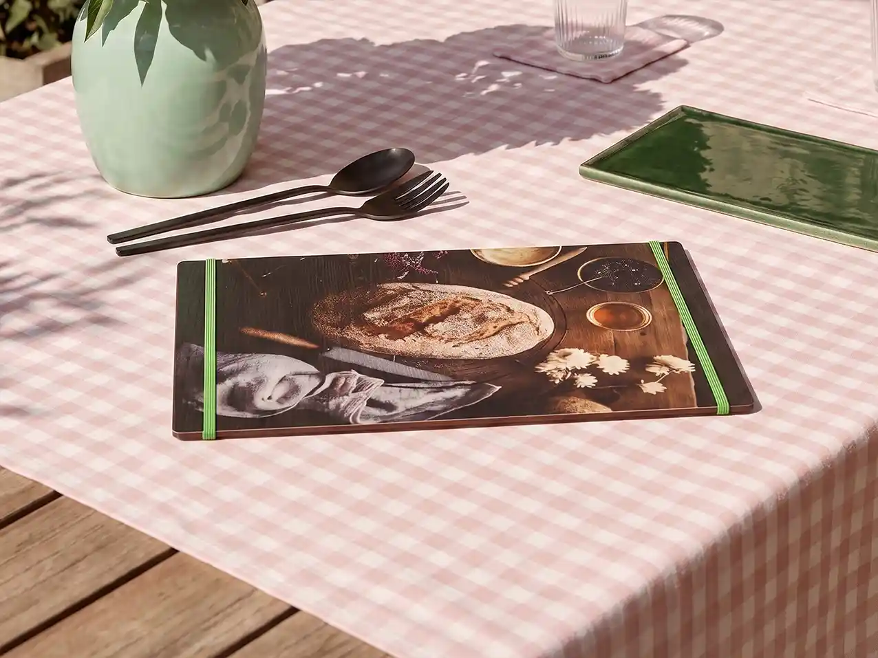 Menuboard Gummi / Kordel in Weiß, Format A4 hoch – Speisekarten Bilder