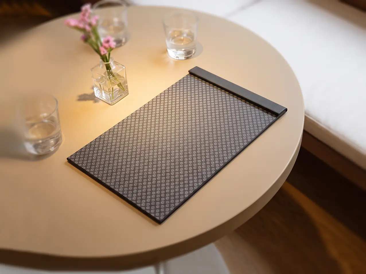 Speisekarten Bilder: Menuboard Magnetleiste im Format A4 hoch, Farbe Beige