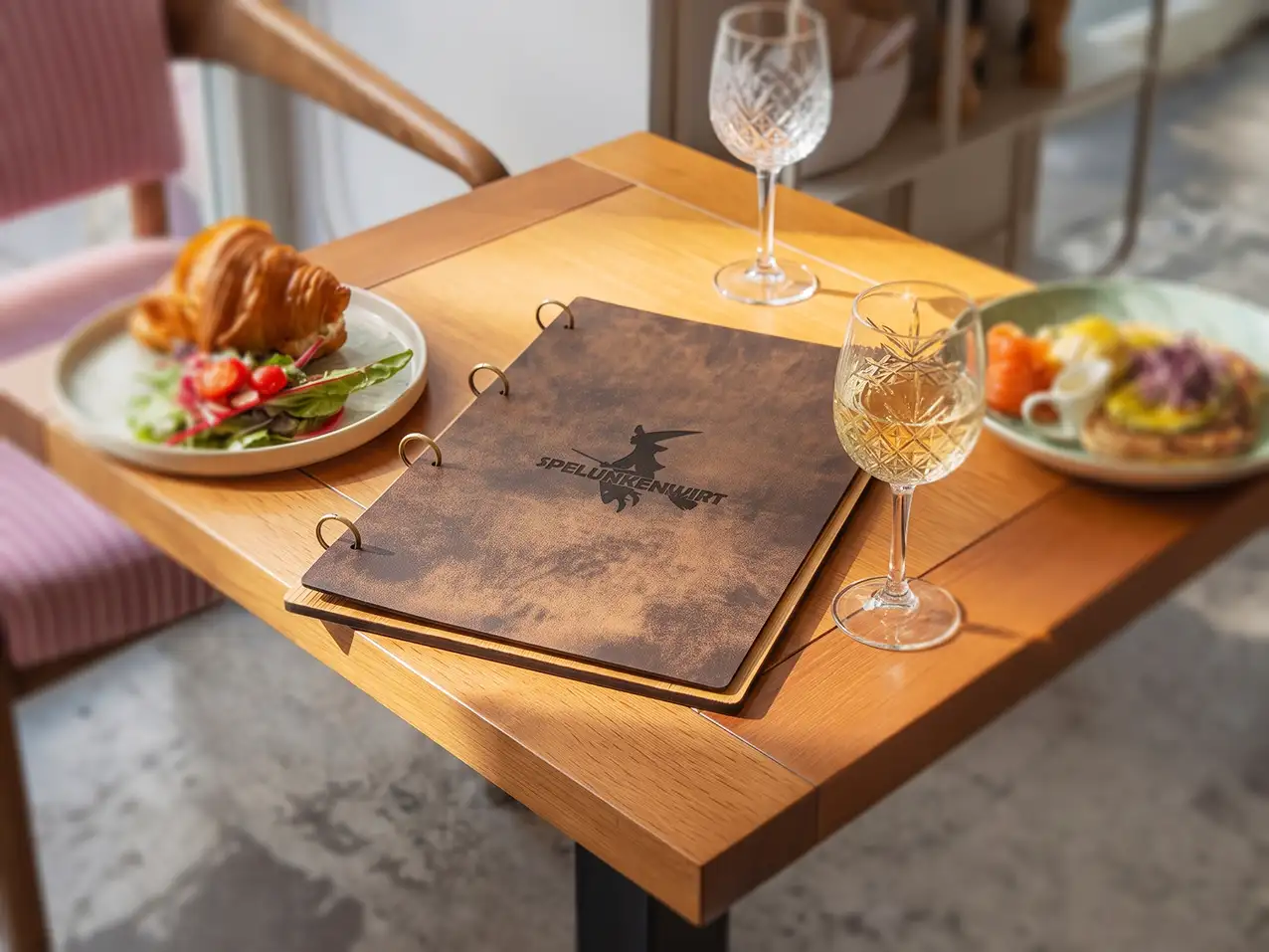 Menuboard Ringmechanik für die Gastronomie, A4 hoch, Farbton Braun – Speisekarten Bilder