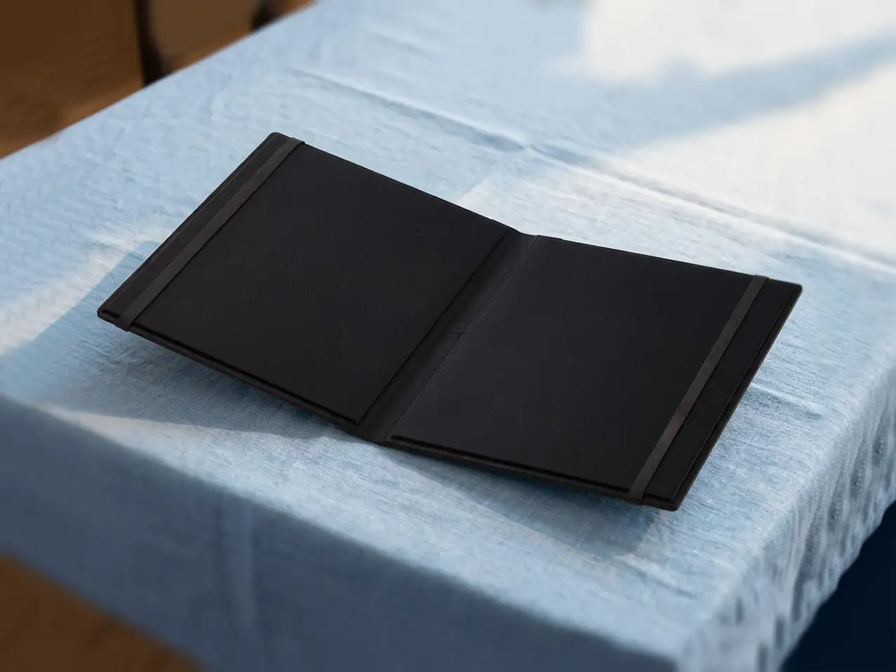 Speisekarten Bilder: Mooncard als Speisekarte im Format 22 × 25 cm, Farbe Schwarz