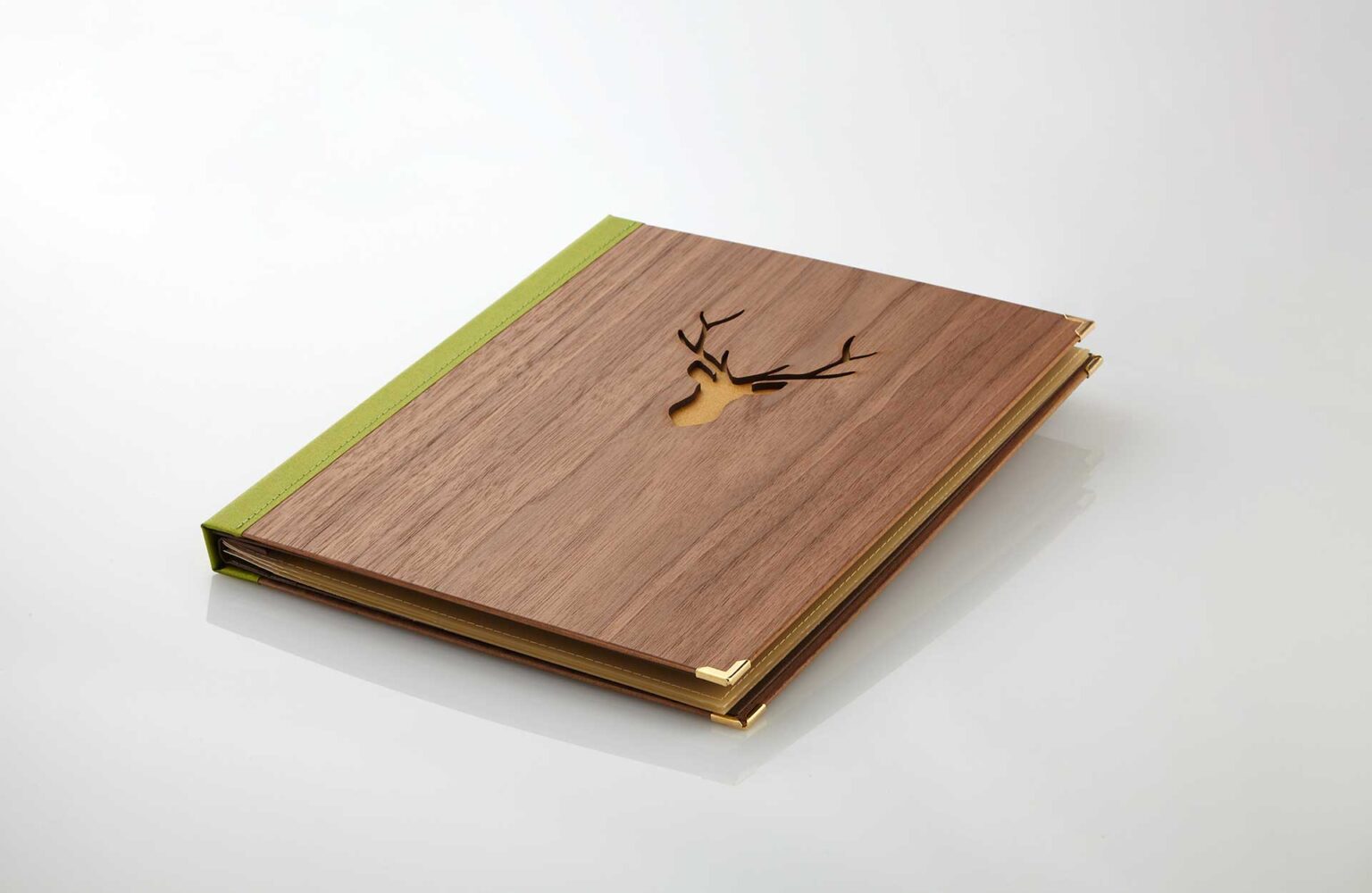 Gastrotopcard_Speisekarte_Modell_Finesso_Druckknopfleiste_Woody_MG_9828.jpg
