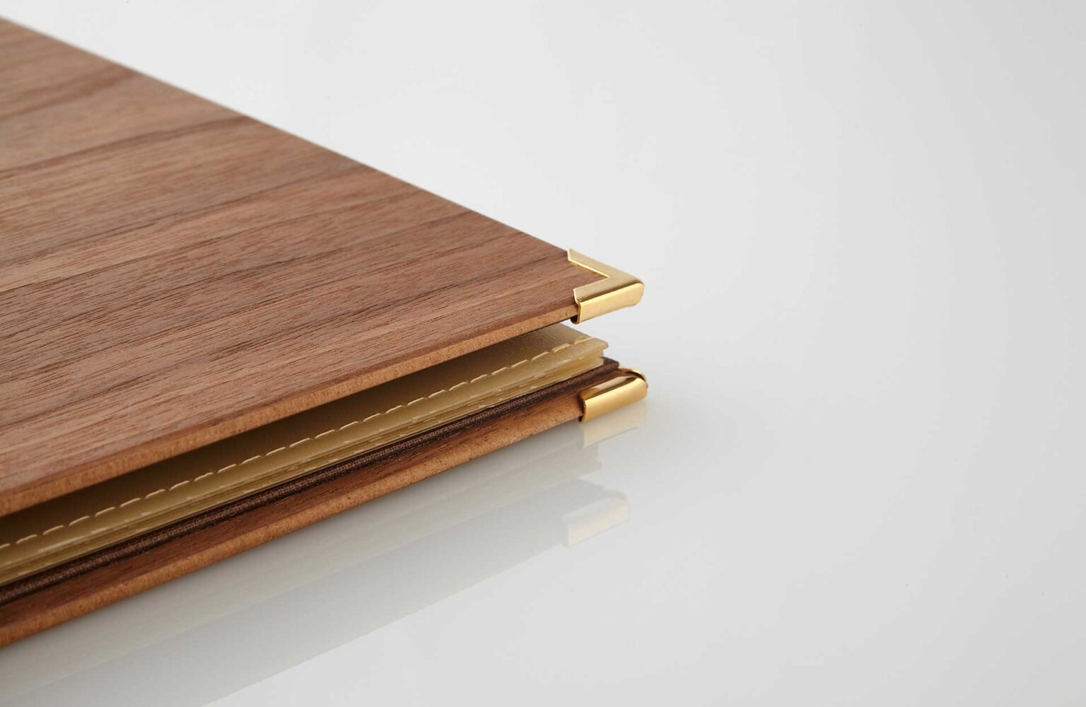 Gastrotopcard_Speisekarte_Modell_Finesso_Druckknopfleiste_Woody_MG_9830.jpg