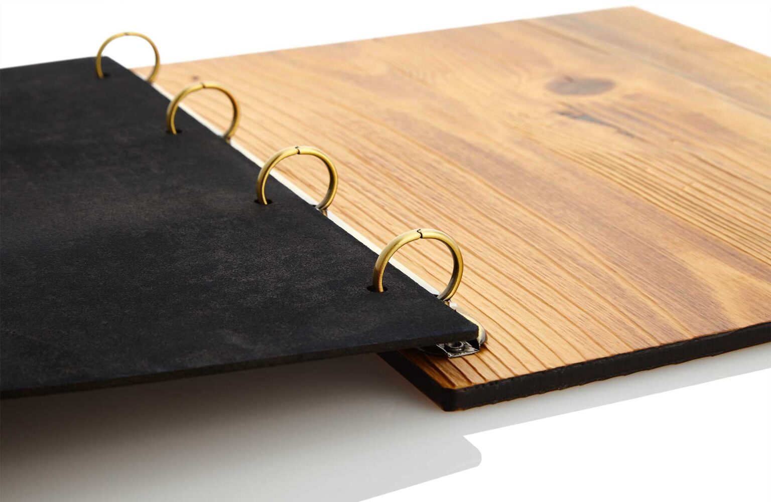 Gastrotopcard_Speisekarten_Menuboard_Ringmechanik_Echtledercover_MG_2673.jpg