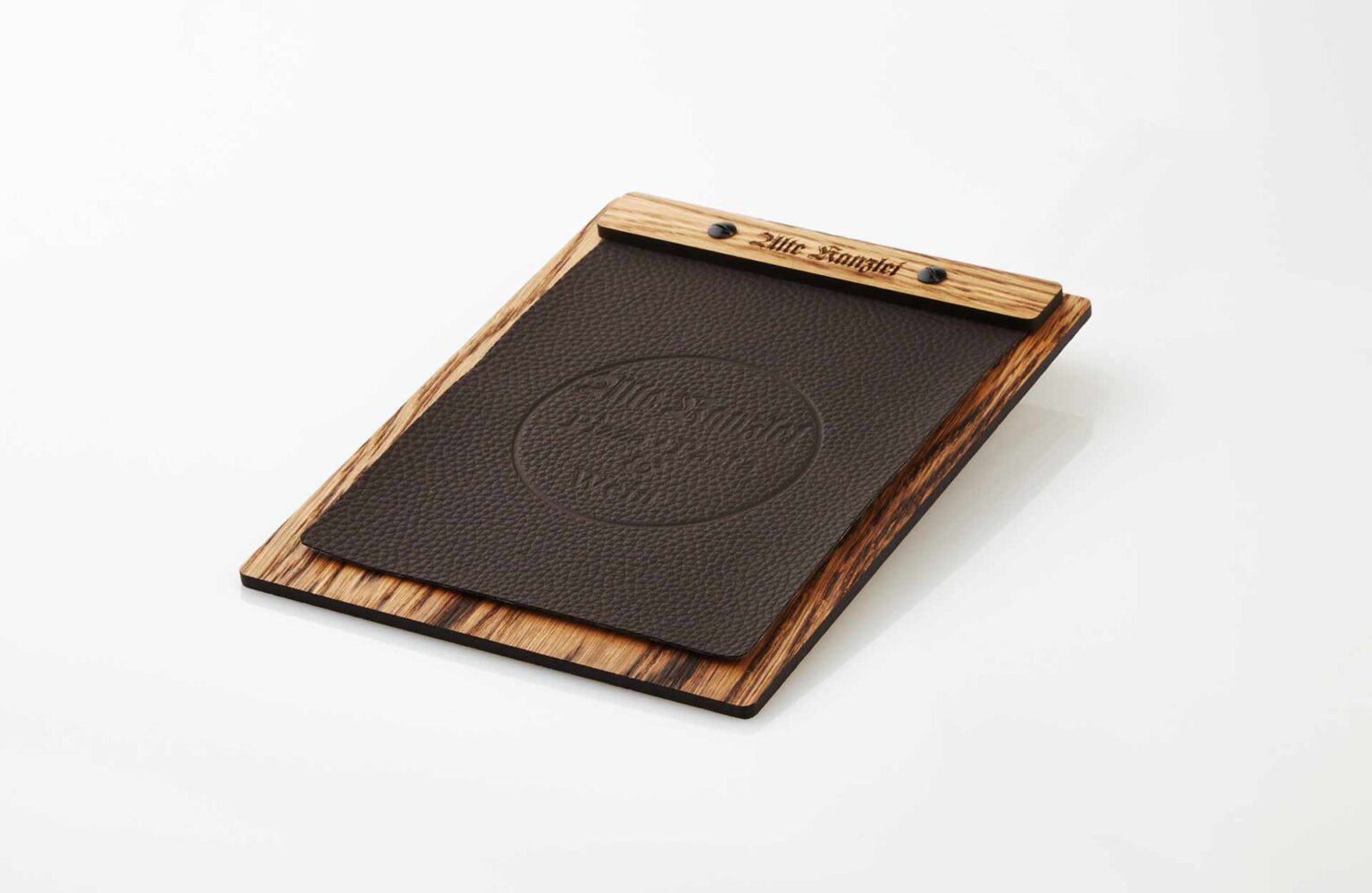 Gastrotopcard_Speisekarten_Menuboard_Woody_Ledercover_MG_9864_2.jpg